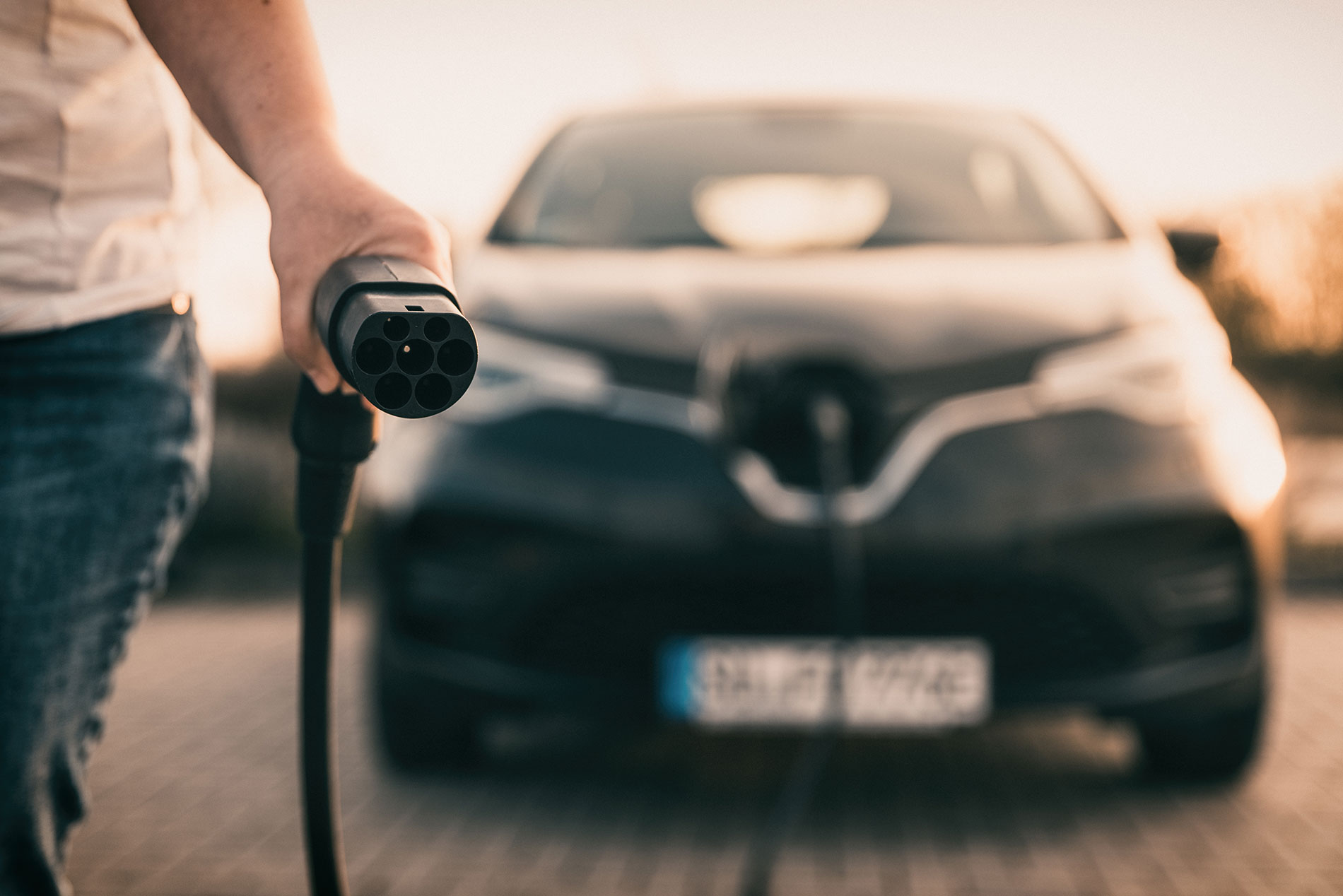 Elektroauto lädt an einer Wallbox