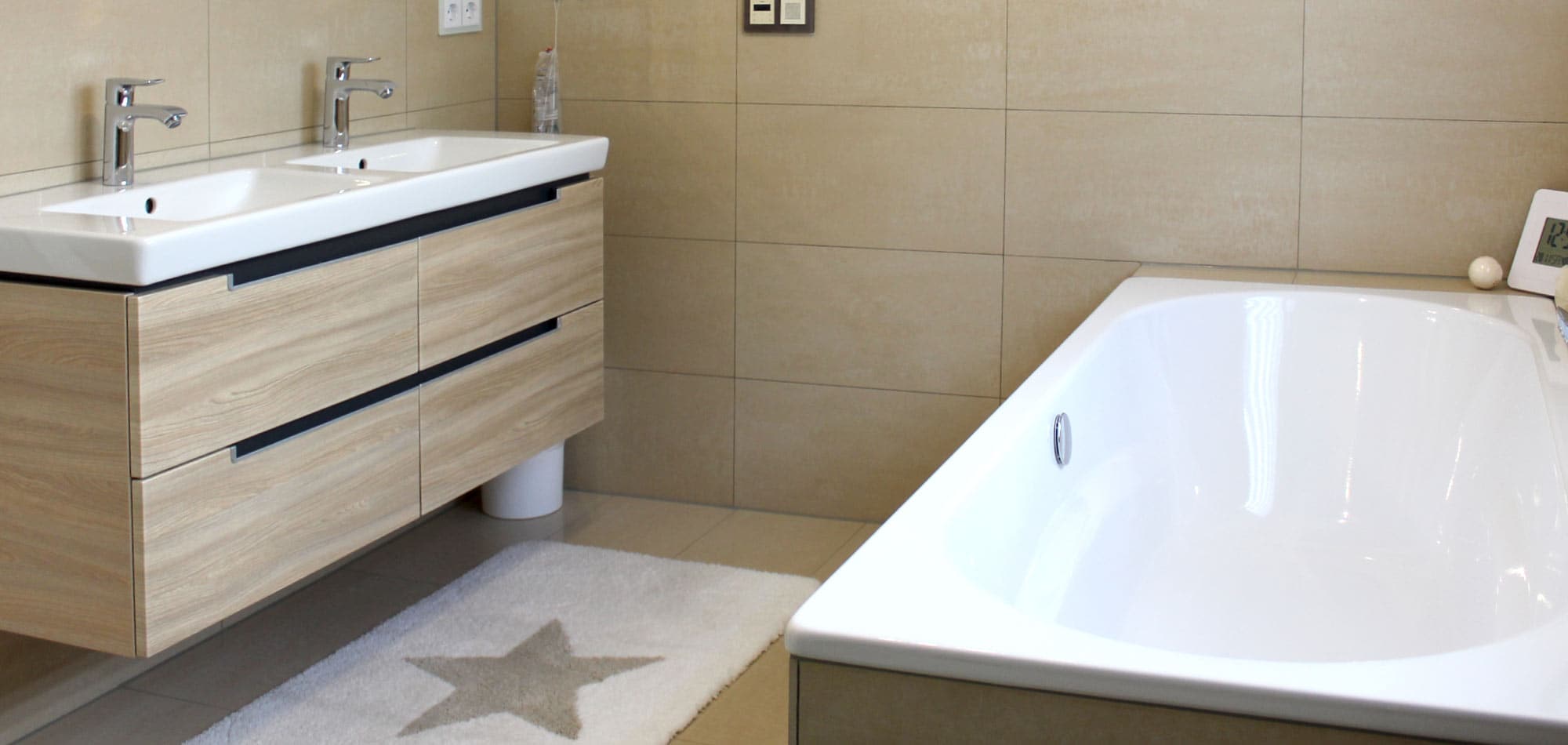 Modern gestaltetes Badezimmer
