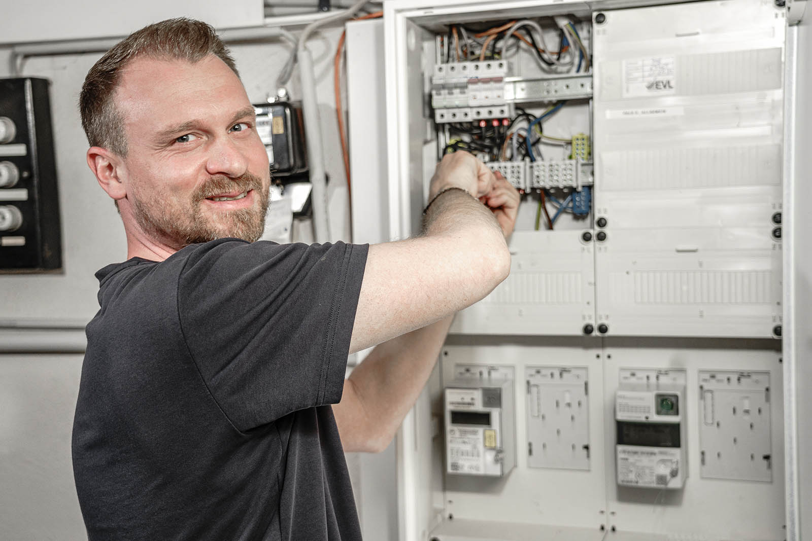 Mitarbeiter der Peter Seven GmbH bei Arbeiten an einer Elektroverteilung